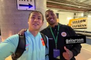 Kaiyun Sports-开云体育-张玉宁社媒晒和库拉索门将罗姆合影，两人曾在维特斯共事两个赛季